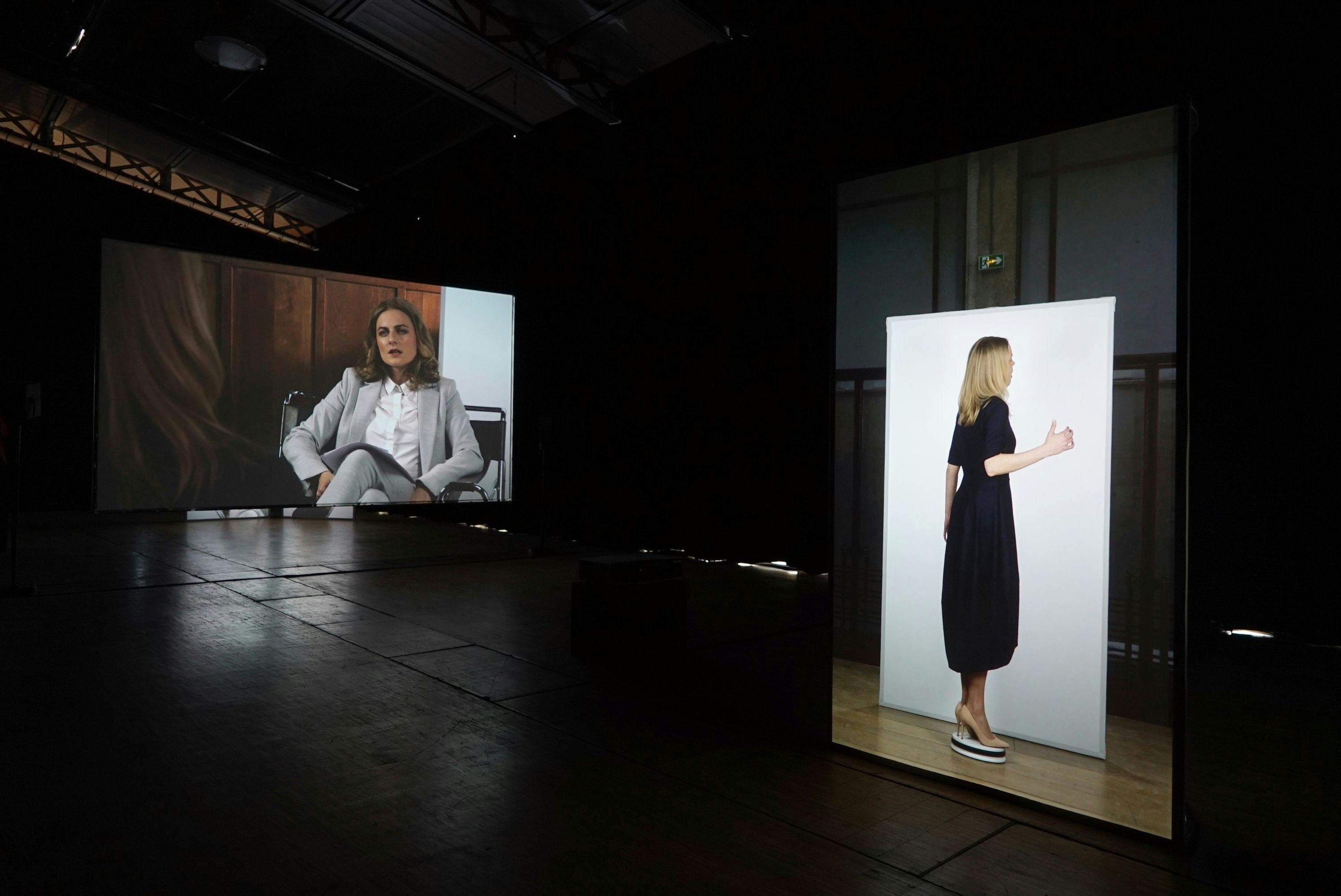 Video installation with projections. 